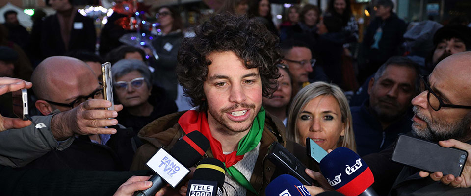 Il leader delle Sardine, Mattia Santori, durante la manifestazione del movimento a Pesaro, 20 febbraio 2020. 
ANSA/PASQUALE BOVE