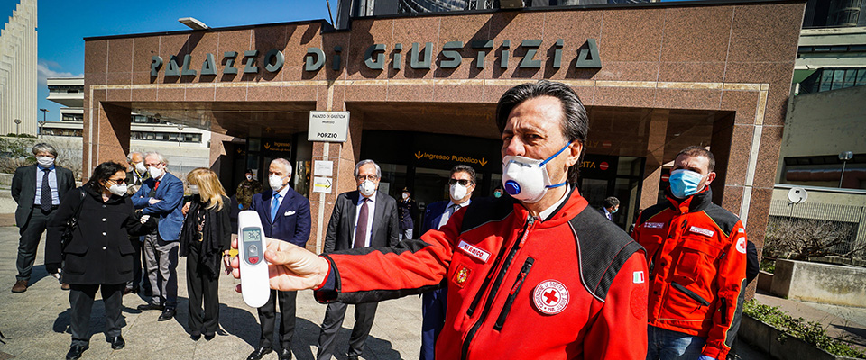 Coronavirus: riapertura e controlli al Palazzo di Giustizia di Napoli. Napoli 27 Aprile 2020. ANSA/CESARE ABBATE/