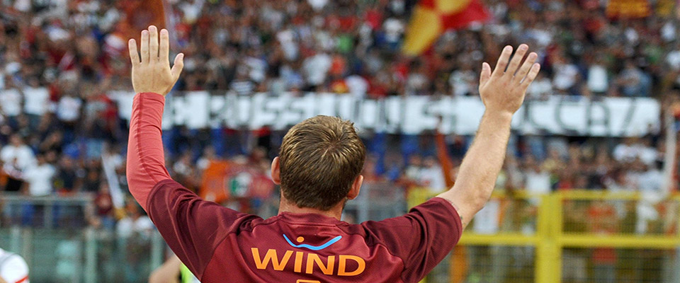 Il centrocampista della Roma, Daniele De Rossi, saluta i tifosi in Curva Sud prima dell’amichevole contro il greci dell’Aris Salonicco allo stadio Olimpico di Roma, in una immagine del 19 agosto 2012.
ANSA/LUCIANO ROSSI/AS ROMA