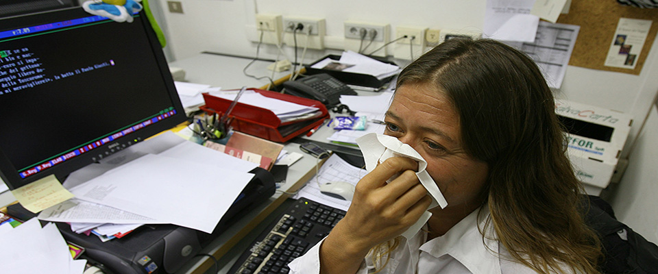 SALUTE: ALLERGIE, LA META’ NASCE A SCUOLA O IN UFFICIO.   Una donna nel suo ufficio si soffia il naso . Starnuti, congestione nasale, prurito. Sintomi di tipici della primavera, se si e’ allergici al polline. Ma cosa pensare, se questi sintomi si presentano tutto l’anno? Poco piu’ della meta’ degli allergici non sembra avere dubbi: il fenomeno e’ legato alla qualita’ dell’ambiente in cui si studia o si lavora. FRANCO SILVI /ANSA /JI