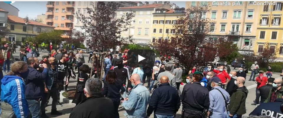 Anarchici e disoccupati in piazza a Trieste per il 1 maggio. Tafferugli con la polizia (video)