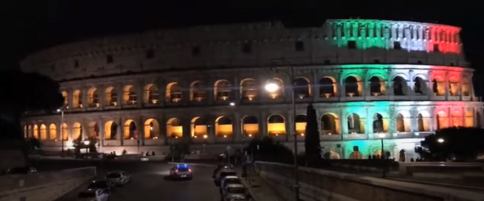 Riapre il Colosseo. I primi visitatori sono romani e si lasciano andare all’emozione (video)