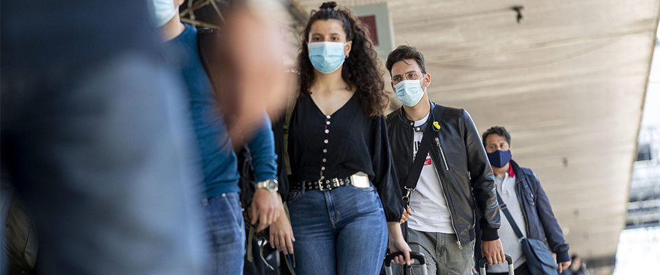 People, wearing protective face masks,at the Temini railway Station after the reopening of regional borders amid an easing of restrictions during P?hase 2 of the coronavirus emergency, Rome, Italy, 3 June 2020. ANSA/MASSIMO PERCOSSI