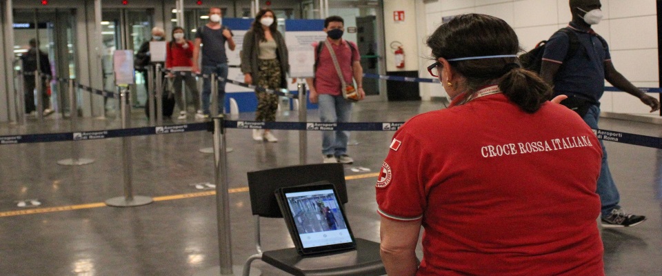 All’aeroporto di Fiumicino passeggeri in partenza nel primo giorno di libera circolazione tra regioni al Terminal 3.