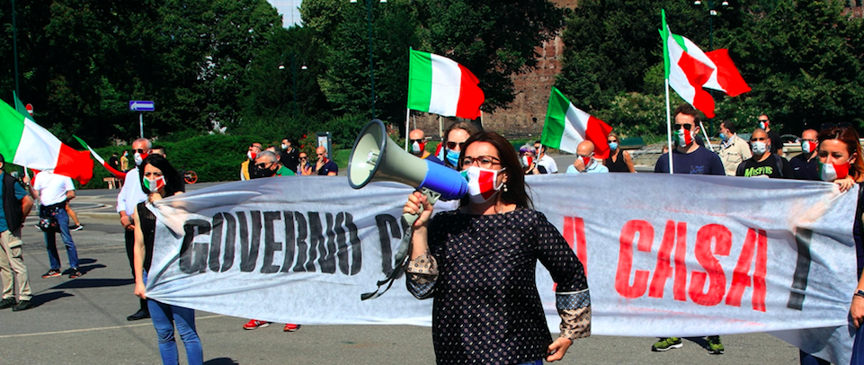 Mascherine tricolori ancora in piazza contro il governo: è il sesto sabato di protesta