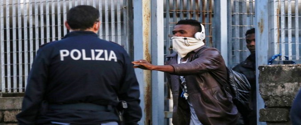 Pordenone, immigrati in rivolta nel centro d’accoglienza: «Il vostro cibo offende le nostre tradizioni»