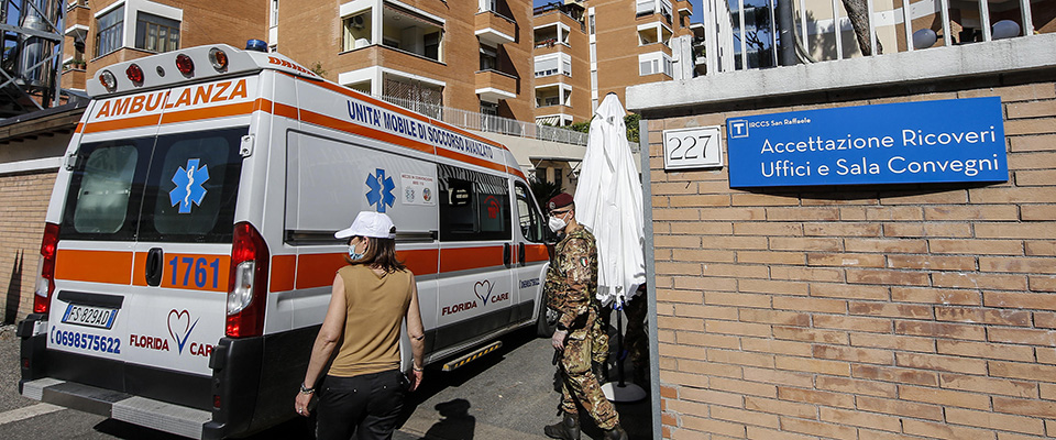 Un’ ambulanza entra nell’IRCCS San Raffaele alla Pisana, dove gli ingressi sono controllati dai militari dopo che e’ stata disposta la chiusura della struttura con cordone sanitario a seguito di casi positivi al COVID-19, Roma 6 giugno 2020. ANSA/FABIO FRUSTACI