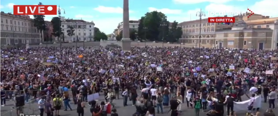 Sardine a Piazza del Popolo. Ma l’assembramento democratico e antirazzista non desta scandalo