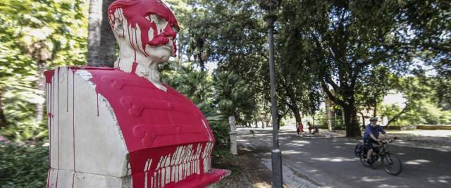 Raid al Pincio, imbrattata la statua del generale Baldissera foto Ansa