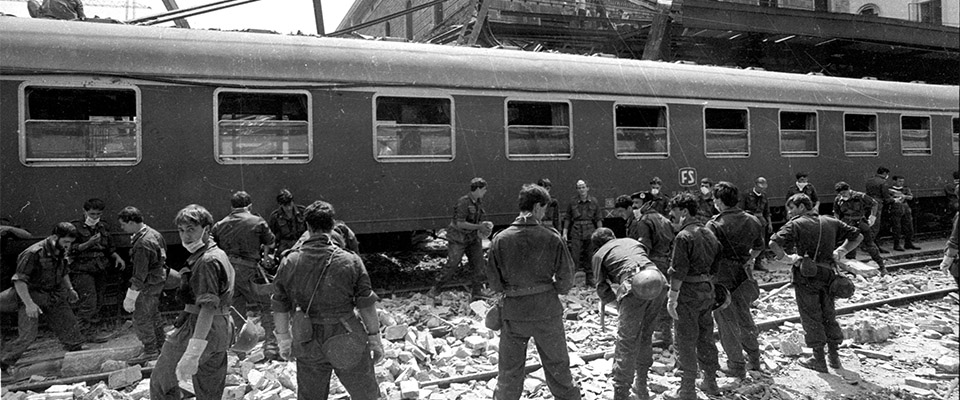 19800802-STRAGE DI BOLOGNA: ATTENTATO TERRORISTICO ALLA STAZIONE CENTRALE DI BOLOGNA. Nella foto: Soccorritori a lavoro. ANSA ARCHIVIO 97543