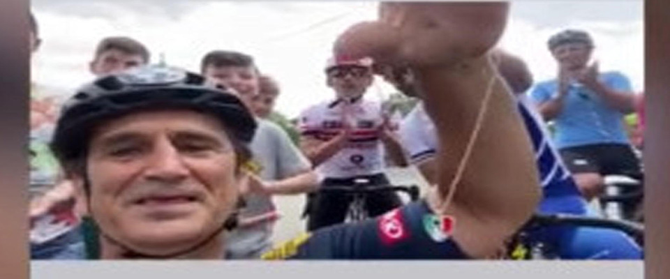 Un post tratto dal profilo Instagram di Alex Zanardi:”Siamo arrivati a Brolio”: con un video postato su Instagram Alex Zanardi ha ringraziato gli abitanti della frazione di Castiglion Fiorentino, in provincia di Arezzo, tappa della sua Staffetta tricolore. “Solo in Italia accadono certe cose”, ha detto l’atleta paralimpico mostrando un ciondolo a forma di cuore con i colori dell’Italia, omaggio dei residenti che lo hanno accolto all’arrivo. Poco dopo il drammatico incidente vicino a Pienza. INSTAGRAM ALEX ZANARDI +++ATTENZIONE LA FOTO NON PUO’ ESSERE PUBBLICATA O RIPRODOTTA SENZA L’AUTORIZZAZIONE DELLA FONTE DI ORIGINE CUI SI RINVIA+++