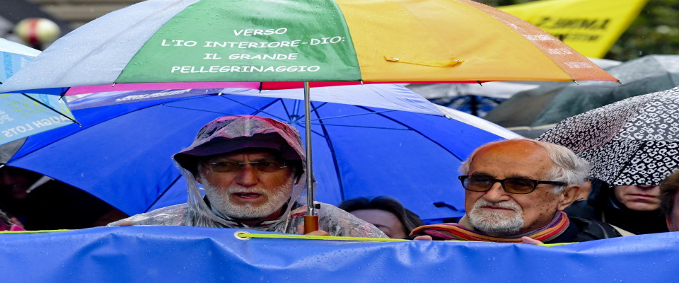 Alex Zanotelli festeggia il no alla parata del 2 giugno. Il missionario arcobaleno: “Ci voleva il covid?”