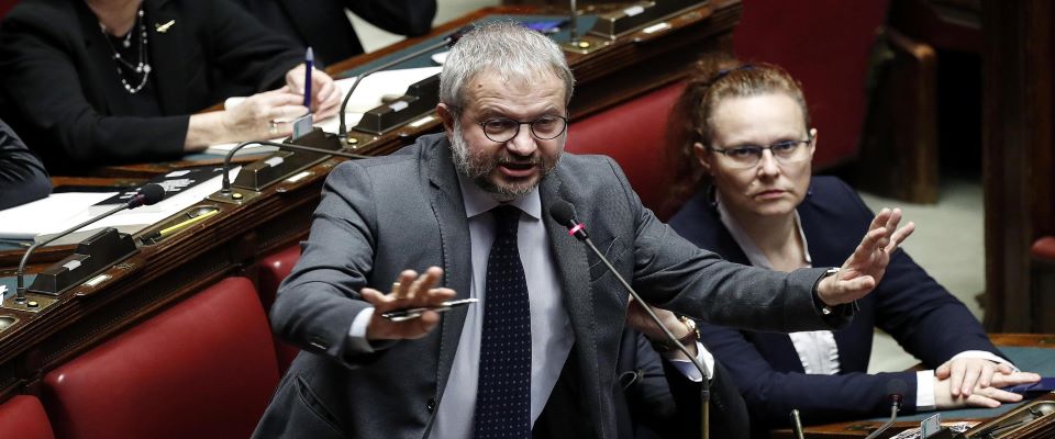 Decreto Rilancio, il leghista Borghi scopre la falla e si infuria: «Incapaci, andatevene a casa»