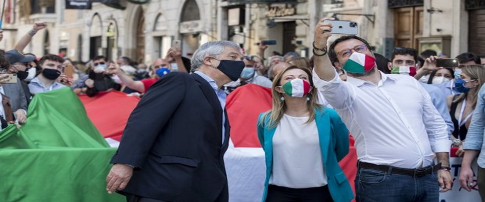 Avviso di sfratto al governo Conte: il centrodestra torna in piazza. Niente simboli, solo i tricolori