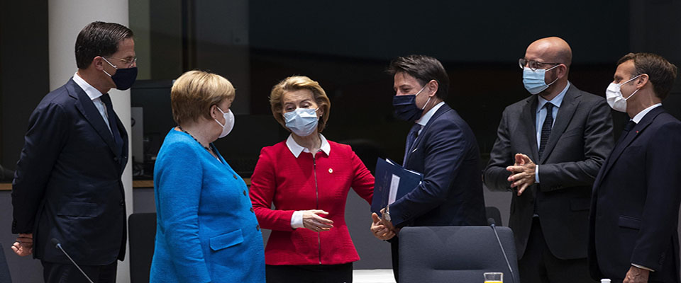 Il Dutch Prime Minister Mark Rutte, German Chancellor Angela Merkel, European Commission President Ursula von der Leyen, Italy’s Prime Minister Giuseppe Conte, European Council President Charles Michel and French President Emmanuel Macron speak during a meeting on the sidelines of the second day of an EU summit in Brussels, Belgium, 17 July 2020. European Union nations leaders meet face-to-face for the first time since February to discuss plans responding to coronavirus crisis and new long-term EU budget at the special European Council on 17 and 18 July.  EPA/FRANCISCO SECO / POOL