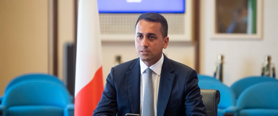 Di Maio si accorge che i migranti non rispettano le regole. La soluzione? Un post su Facebook…