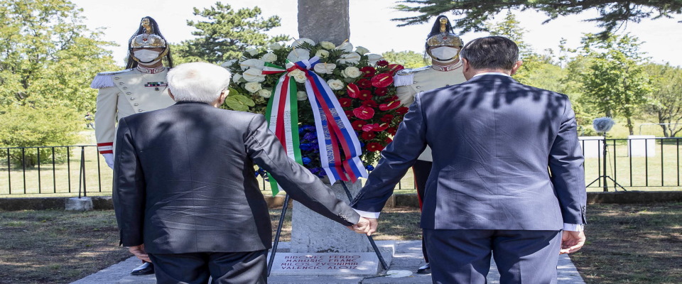 Il presidente della Repubblica Sergio Mattarella e il presidente della Repubblica di Slovenia Borut Pahor hanno deposto una corona di fiori alla foiba di Basovizza, dove si stima che i partigiani jugoslavi abbiano gettato duemila italiani tra militari e civili. L’evento ha un grande valore storico: Pahor √® il primo presidente di uno dei Paesi nati dalla disgregazione della ex Jugoslavia a commemorare le vittime italiane delle foibe. I due presidenti hanno osservato un minuto di silenzio dandosi la mano, Trieste, 13 luglio 2020. Ansa/Francesco Ammendola – Ufficio per la Stampa e la Comunicazione della Presidenza della Repubblica +++ No sales, editorial use only ++