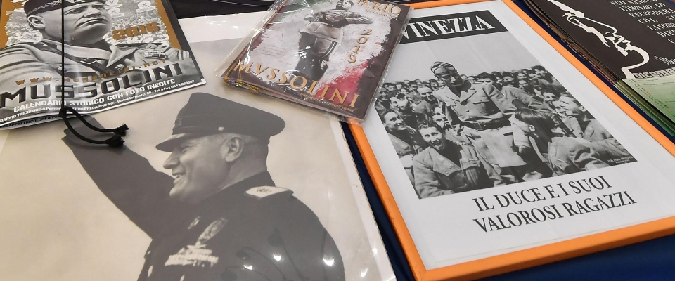 Gadget del Duce illegali: la proposta di legge contro l'apologia del  fascismo