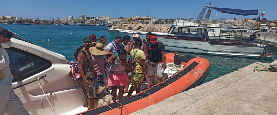 foto tunisini con barboncino a lampedusa (foto Rizzo)