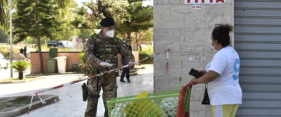 Un militare all’interno della zona rossa di Mondragone (Caserta) dove è esploso un focolaio che ha portato finora a 49 casi accertati di positività al Covid 19, 26 giugno 2020. ANSA/FUSCO