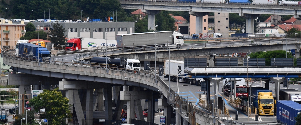 Il piano di Autostrade spacca il governo. Il no dei 5s sa di tattica: «I grillini sono come gli struzzi»