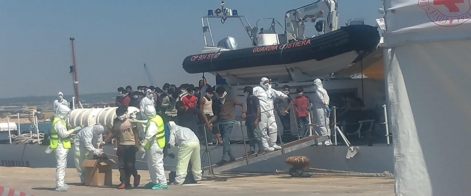 I migranti arrivati stamani a Pozzallo a bordo della nave Fiorillo della Guardia Costiera, Pozzallo, Ragusa, 13 luglio 2020. Prima di essere trasferiti nell’azienda agricola ‘Don Pietro’, in contrada Cifali, tra Comiso e Ragusa i sanitari dell’Asp Ragusa hanno fatto i prelievi per il tampone naso-faringeo e domani si conosceranno gli esiti. L’arrivo di questi migranti asiatici mette in allarme il sindaco di Pozzallo Roberto Ammatuna che domani a Roma incontrerà il Capo Dipartimento per le libertà civili e l’Immigrazione prefetto Michele Di Bari e probabilmente anche la ministra Luciana Lamorgese.  ANSA / Federica Mole’