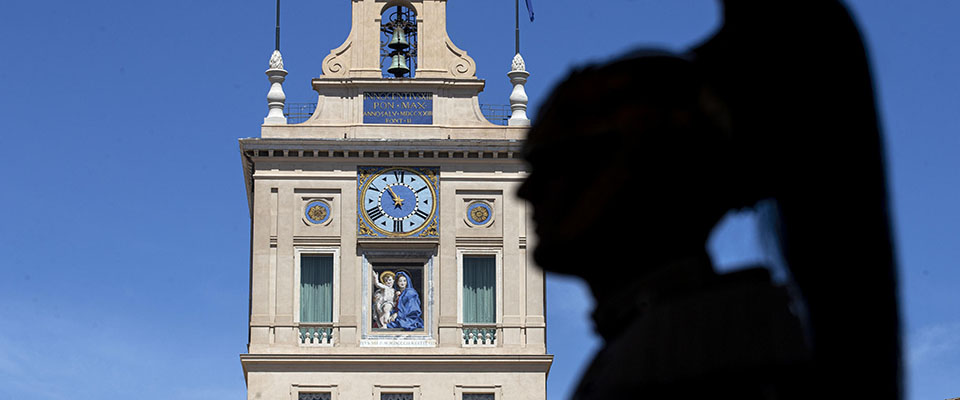 Un Corazziere monta di servizio nel cortile del Quirinale, durante lÕemergenza Covid-19. Roma 28 maggio 2020 
ANSA/PERI/PERCOSSI