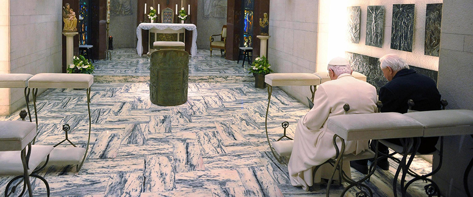 Handout picture made available on 15 April by the Vatican newpaper Osservatore Romano showing Pope Benedict XVI (L)  praying with his brother, Mons. Georg Ratzinger (R) in Vatican City, Vatican, 14 April 2012.  ANSA/OSSERVATORE ROMANO/HO HANDOUT  +++EDITORIAL USE ONLY-NO SALES+++