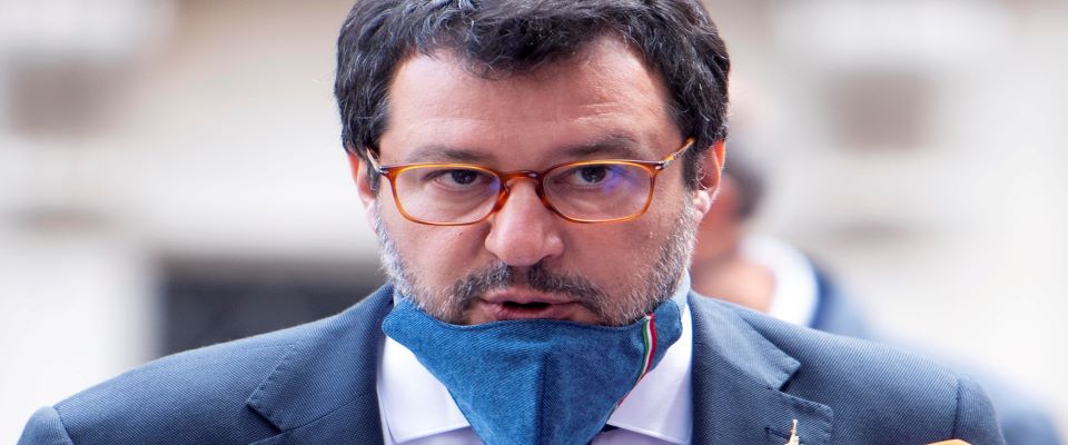 Il leader della Lega, Matteo Salvini, parla con i giornalisti al suo arrivo al Senato per le comunicazioni del premier Conte in vista del prossimo Consiglio UE, Roma 17 giugno 2020.   MAURIZIO BRAMBATTI/ANSA