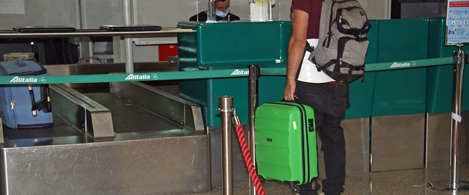 Viaggiatori con trolley in partenza dall’aeroporto di Fiumicino, 26 giugno 2020. Sono confermate le condizioni necessarie per derogare all’obbligo di distanziamento indicate nell’all. 15 del DPCM 11 giugno 2020: lo scrive l’Enac ai principali vettori aerei ricordando le regole. Per quanto concerne il
bagaglio a mano, ai passeggeri è consentito di portare a bordo solo bagagli di dimensioni tali da essere essere posizionati sotto il sedile di fronte al posto assegnato. Per ragioni sanitarie non è consentito a nessun titolo l’utilizzo delle cappelliere.
ANSA/ TELENEWS