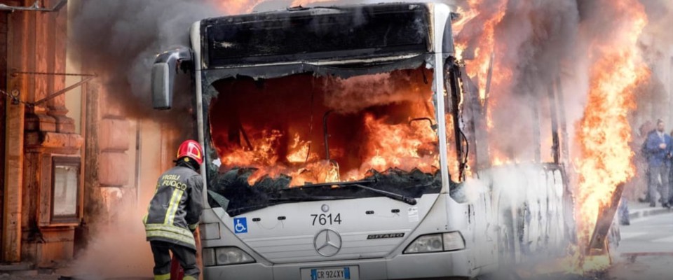 autobus in fiamme