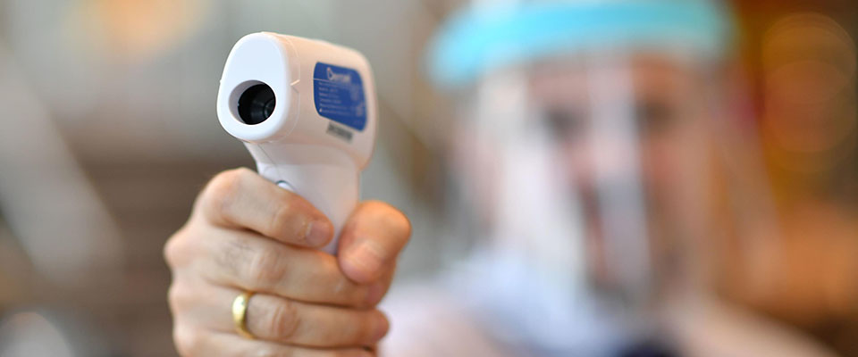 A member of staff wearing a face shield uses a laser thermometer to test customer’s temperatures in a Furniture Village store in Croydon, in south-east London on June 5, 2020, following the easing of the lockdown restrictions during the novel coronavirus COVID-19 pandemic. – UK retail sales dived by a record 18.1 percent in April with the country in coronavirus lockdown. Most shops will soon be allowed to reopen, as Britain — with the world’s second-highest death toll in the coronavirus outbreak — took its biggest step out of lockdown this week. (Photo by BEN STANSALL / AFP)