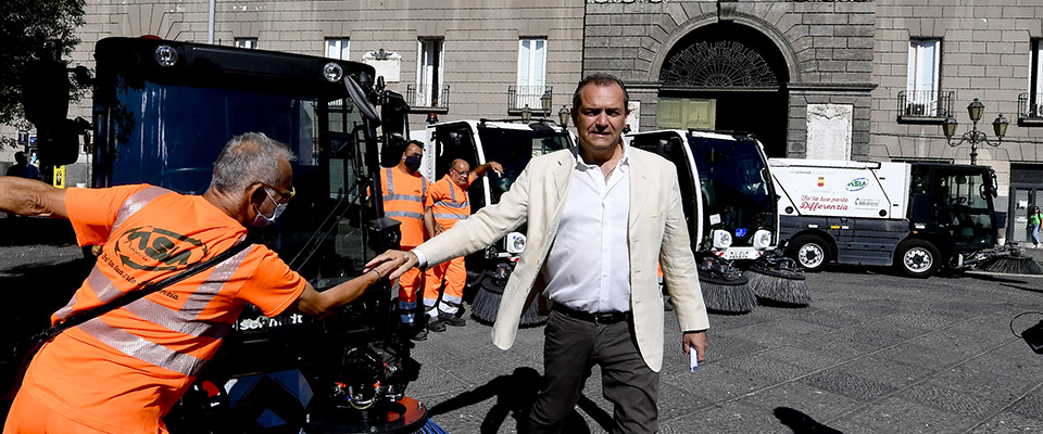 Le nuove spazzatrici presentate davanti alla sede del Comune a Napoli alla presenza del sindaco Luigi de Magistris. Tra i mezzi che entreranno subito in servizio 12 spazzatrici elettriche a basso impatto ambientale per il ridotto utilizzo di acqua e per l’abbattimento delle emissioni in termini di rumorosità e di emissioni di polvere,  21  luglio 2020
ANSA / CIRO FUSCO