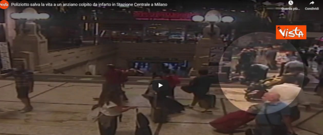 Poliziotto salva la vita a uomo colpito da infarto in stazione frame da video Youtube