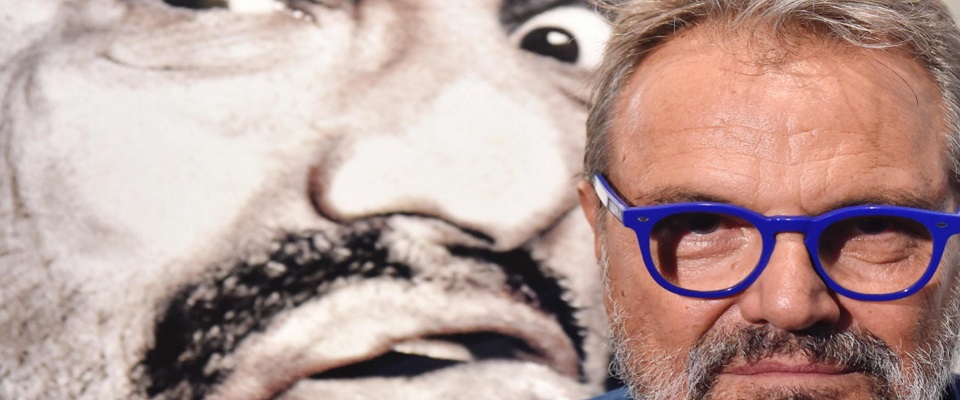 il fotografo Oliviero Toscani davanti l’autoritratto donato alla Galleria degli Uffizi foto Ansa