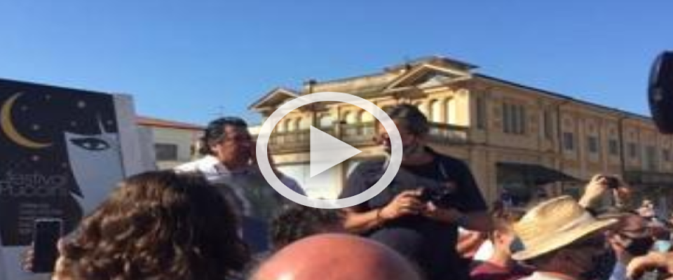 Arriva Salvini a Viareggio e il candidato Pd dà di matto: “Questa è terra antifascista” (video)