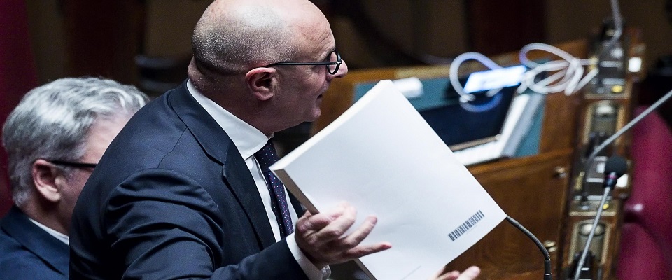 Fabio Rampelli durante il suo intervento mostra una copia del testo nell’Aula della Camera a margine della discussione generale della Manovra, Roma, 05 dicembre 2018. 
ANSA/ANGELO CARCONI