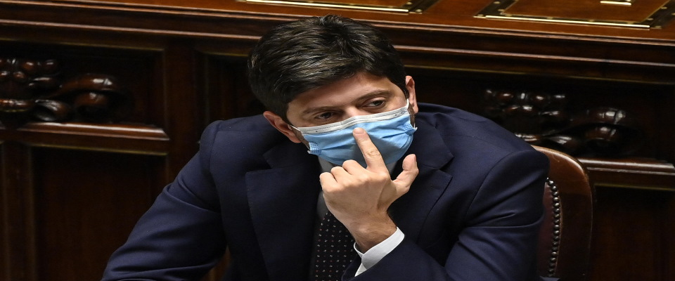 L’ultima gaffe del ministro Speranza. “Cosa non rifarei sul covid? Potrei scriverci un libro…”