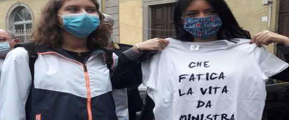 Azzolina con la t-shirt: che fatica fare la ministra… Un’offesa alla vera fatica di docenti e presidi (video)