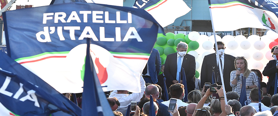 (S-D) Il sindaco di Genova Marco Bucci, Giorgia Meloni, Giovanni Toti presidente della regione Liguria,  durante l’evento elettorale di Fratelli d’Italia a favore di del candidato del centrodestra a presidente della regione Liguria Giovanni Toti . Genova, 15 settembre 2020
 ANSA/LUCA ZENNARO