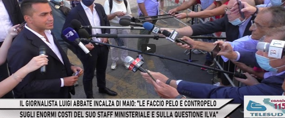 Giornalista incalza DI Maio che fugge dalle domande frame da video su Youtube