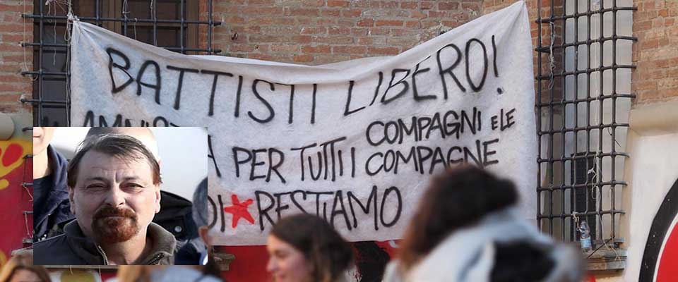 Lo striscione con la scritta ‘Battisti libero!’ comparso in Piazza Verdi, nella zona universitaria di Bologna, 15 gennaio 2019. Il riferimento è chiaramente all’ex terrorista dei Pac Cesare Battisti, arrestato in Bolivia ed estradato il 14 gennaio in Italia. Nello striscione si legge anche ‘amnistia per tutti i compagni e le compagne’, e la firma ‘Noi restiamo’. ANSA/ GIORGIO BENVENUTI