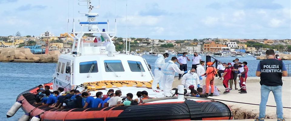 Lampedusa scoppia. Record di sbarchi: 1200 immigrati ammassati nell’hotspot. L’ira di Musumeci