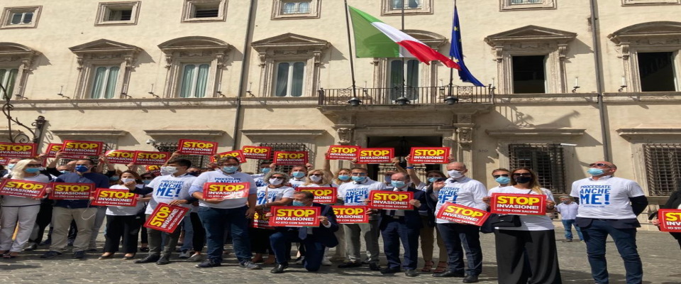 Assedio leghista sotto Palazzo Chigi. “Stop invasione”. “Processate anche me, io sto con Salvini”