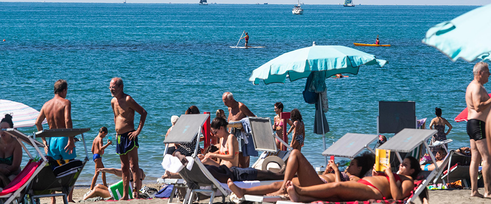 Spiagge prese d’assalto a Ostia