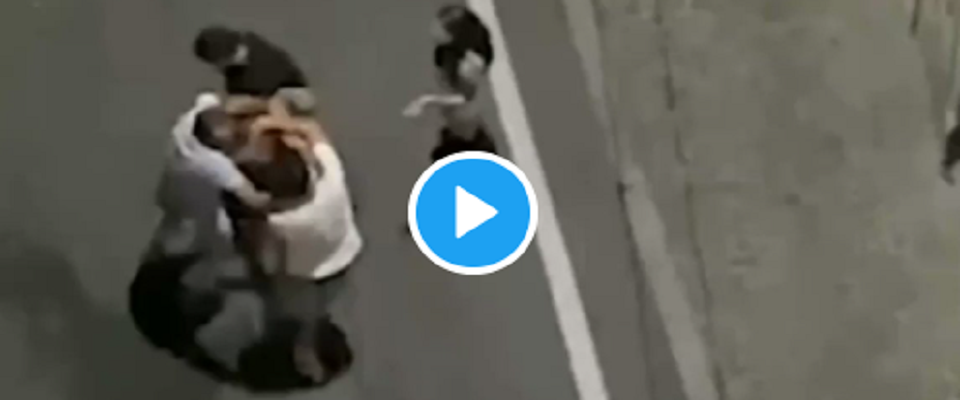 ragazzi italiani aggrediti dal branco di pusher stranieri frame e video dalla pagina Twitter di RadioSavana