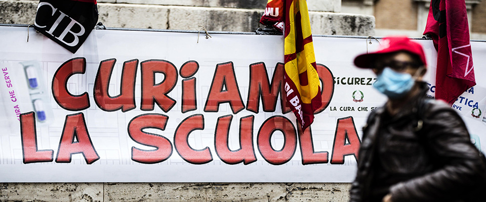 Un momento della manifestazione di studenti e sindacati della scuola a Montecitorio, Roma, 24 settembre 2020. ANSA/ANGELO CARCONI