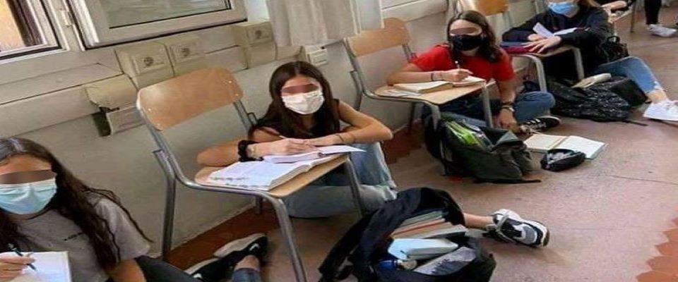 Allieve sedute per terra a scuola. Salvini posta la foto e punta l’indice contro Azzolina