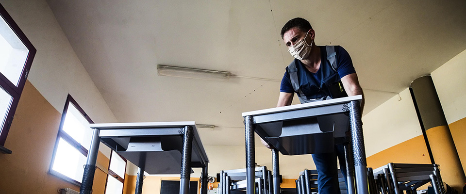 Lavori di preparazione all’Istituto Comprensivo Statale Torrimpietra ad Aranova in via Michele Rosi in vista dei nuovi banchi con il distanziamento sociale, Roma, 11 settembre 2020. ANSA/ANGELO CARCONI