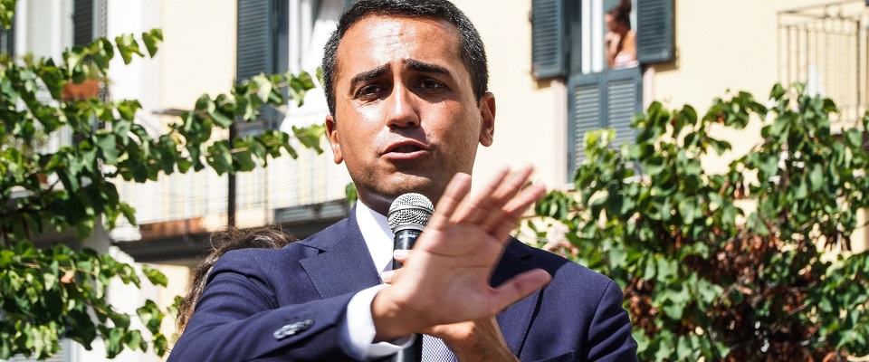 Di Maio al comizio deserto nella sua Pomigliano foto Ansa